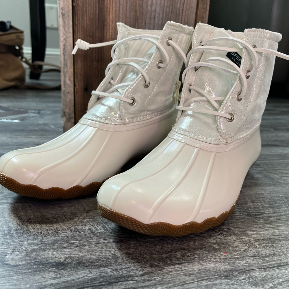 White Sperry Duck Boots Size 6 Girls/8 Women’s